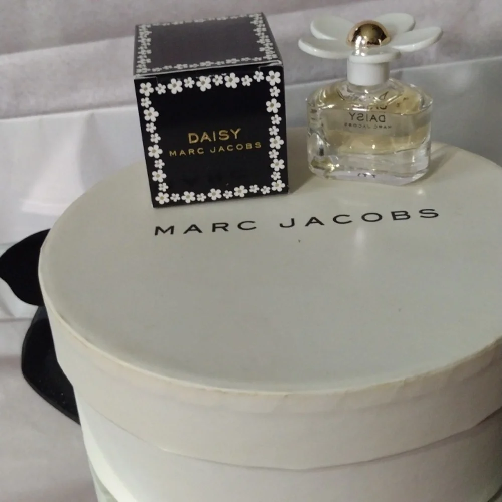 MARC JACOBS ๐ Perfume, 2 Eau de Toilette, Perfumed Lotion, Permanent Case NWT - Picture 4 of 11